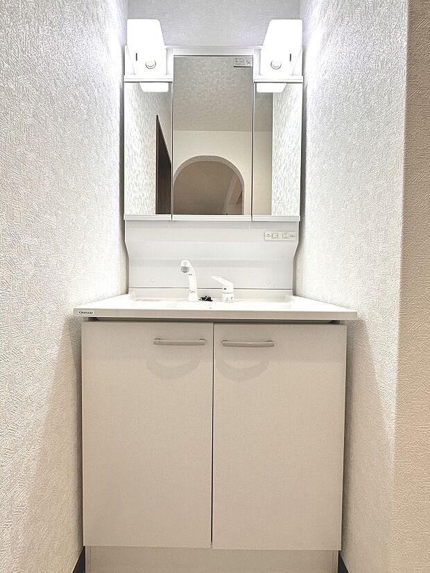 【B号棟 洗面台】洗面台を分離した広々、脱衣と洗濯機スペース