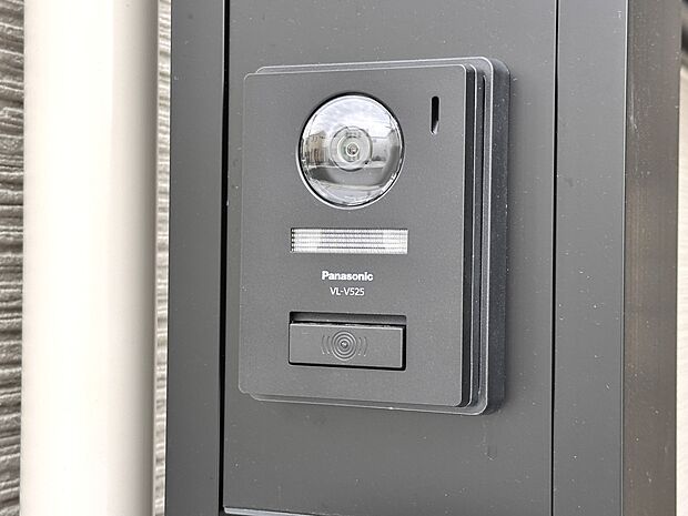 【インターフォン】自動録画機能を備え、留守時の来訪者を録画・防犯対策必須のカラーモニター