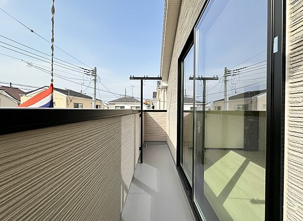 【B号棟 バルコニー】洋室7.5帖に隣接する南西向きバルコニー