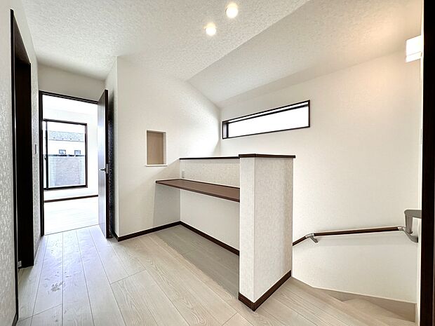 【B号棟 階段ホール】2階廊下のカウンタースペース