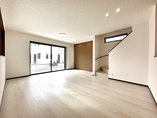 【B号棟 LDK17.5帖】階段室の採光窓もワイドに設計、採光を解放感あるLDK