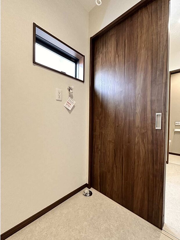 【B号棟 洗濯機スペース】洗面台を隣室に設計、脱衣と洗濯機のプライベートスペース・室内干し設備付き