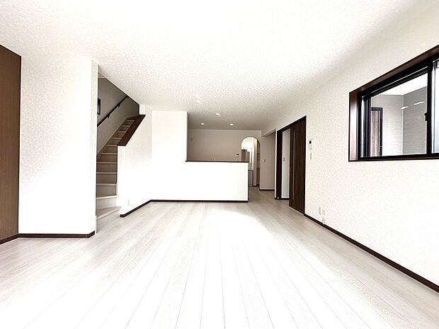 【B号棟 LDK17.5帖】キッチン周辺にパントリー収納や2帖のフリースペースを配置