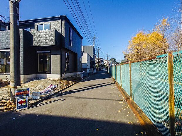 【前面道路4m】車の通行が少ないので、静かな住環境を維持することができます。