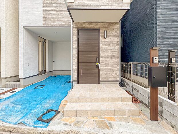 【玄関】玄関はおうちの顔と言われます。玄関アプローチは、外観デザインの印象を左右します。