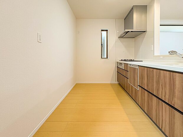 【キッチン】ナチュラルな自然光の中での調理。会話が弾む対面型キッチン。お洒落な食器類を余裕で収納できるスペース。動きやすい女性目線のキッチン動線。これからはお料理をつくる時間が劇的に変わりま…