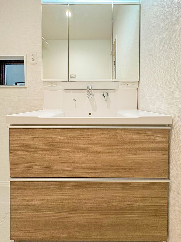 【洗面台】 十分な大きさの洗面台は、身だしなみチェックや歯磨きなど、朝の慌ただしい時間でもホテルライクなスペースで余裕とゆとりを感じて頂けます。