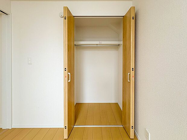 【収納】壁面クローゼットのメリットは、衣類が横一列に並ぶためひと目で洋服が選びやすいこと。衣類をたくさんお持ちの方も、限られたスペース内に無理なく収納することができます。