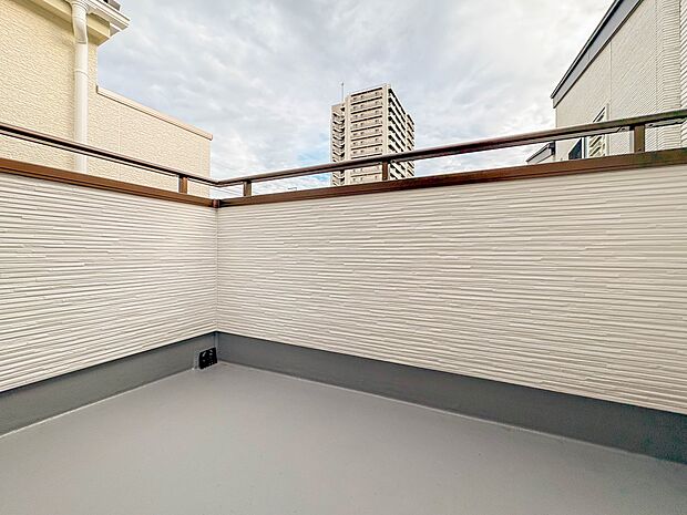 【バルコニー】 バルコニーから差し込む陽光・通風は、住環境・快適性と共に有り続ける貴重な「財産」です。