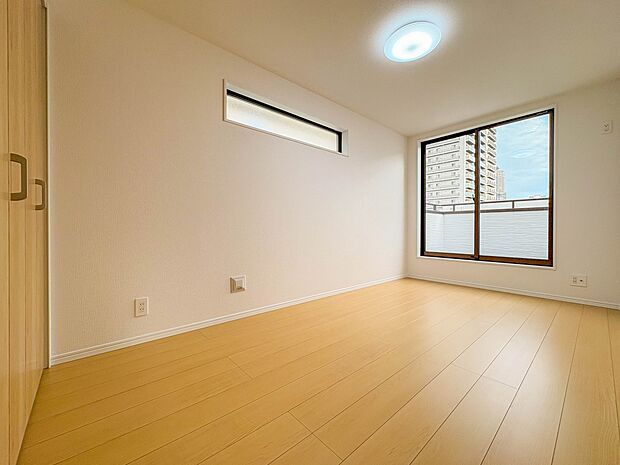 C号棟【洋室5.62帖】柔らかな陽光とフローリングの色味が調和した快適な空間。