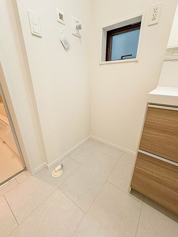 【ランドリースペース】毎日使う洗濯機。しっかりと奥行きのある置き場が確保されています。