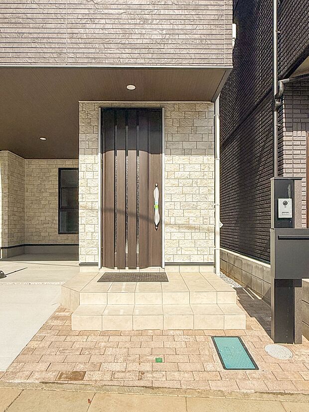 B号棟【玄関】玄関はおうちの顔と言われます。玄関アプローチは、外観デザインの印象を左右します。ご家族の個性を出しながら、素敵な玄関でお客様をお迎えしてください。