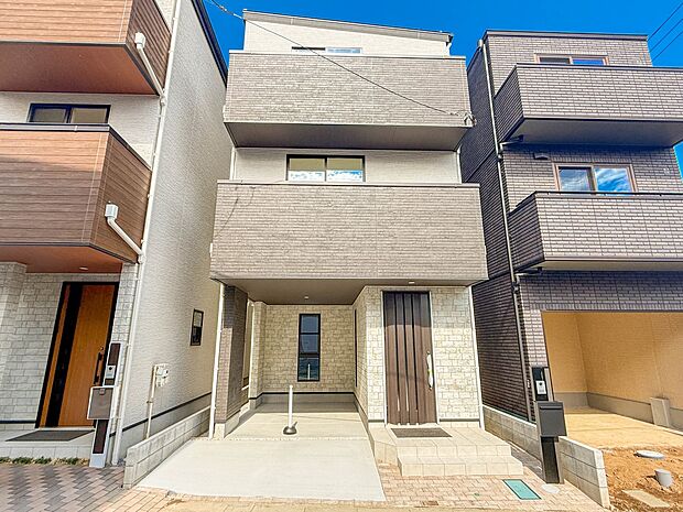 B号棟【外観】堂々たる趣ながら、主張し過ぎずどこか余裕を感じさせるシャープなフォルムで佇む邸宅は、晴天の空と照らし合わせる事で、本来あるべき完成形の姿を見せてくれます。