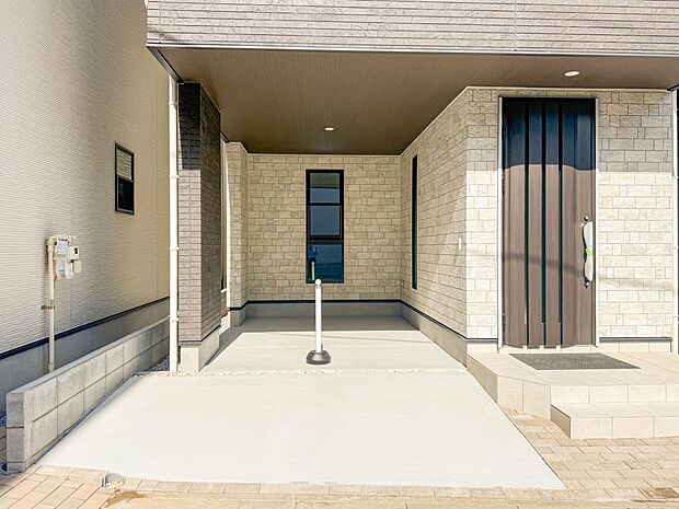 B号棟【駐車場】毎日の生活にマイカーが必須という方は、購入を検討する際、駐車場があることは大事な条件です。毎日の通勤や家族の送迎、買い物やお出かけなどクルマのある暮らしを満喫したい方は要チェ…