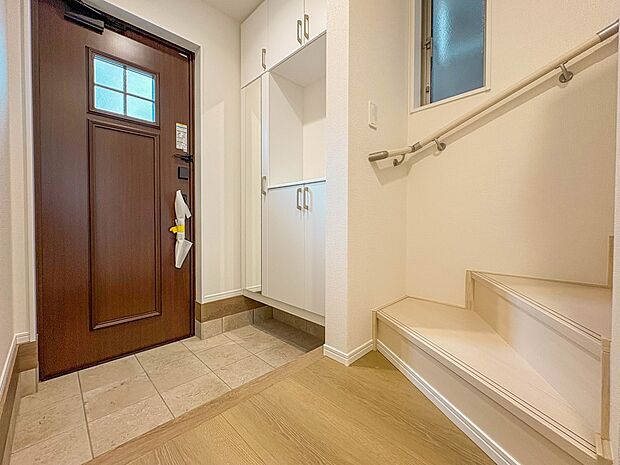 【玄関】スタイリッシュかつ品のある玄関。晴れの日も、雨の日も、風の日も、ご家族やお客さまを安心して迎えます。