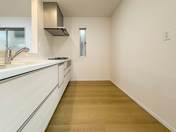 【キッチン】ナチュラルな自然光の中での調理。会話が弾む対面型キッチン。お洒落な食器類を余裕で収納できるスペース。動きやすい女性目線のキッチン動線。これからはお料理をつくる時間が劇的に変わりま…