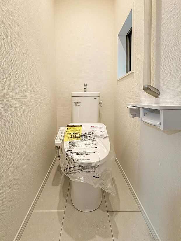 【トイレ】トイレ・ウォシュレット付。快適で衛生的な洗浄機能付温水シャワートイレです。