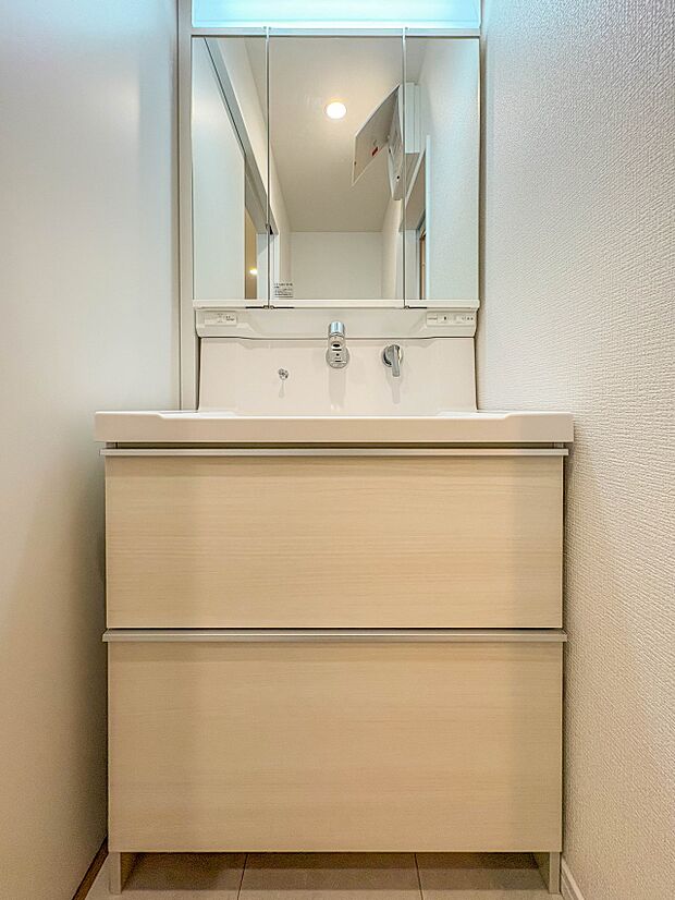 【洗面台】 十分な大きさの洗面台は、身だしなみチェックや歯磨きなど、朝の慌ただしい時間でもホテルライクなスペースで余裕とゆとりを感じて頂けます。