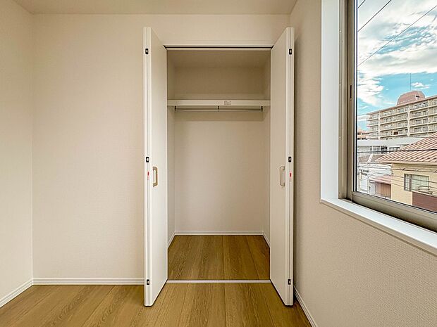 【収納】壁面クローゼットのメリットは、衣類が横一列に並ぶためひと目で洋服が選びやすいこと。衣類をたくさんお持ちの方も、限られたスペース内に無理なく収納することができます。