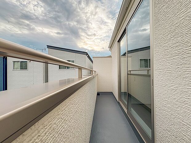 【バルコニー】  バルコニーから差し込む陽光・通風は、住環境・快適性と共に有り続ける貴重な「財産」です。