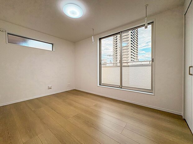 D号棟【洋室6帖】柔らかな陽光とフローリングの色味が調和した快適な空間。