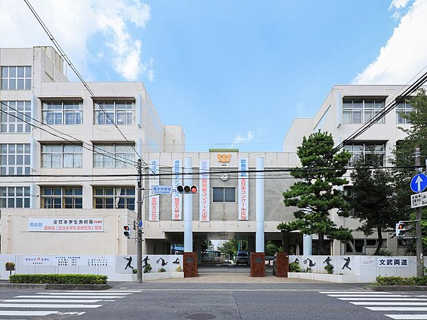 中学校 1600m 青木中学校(あいさつ。思いやり。規律。この3つの指針を大切に行動する私たち。心の青中。はじまりは心です。勉学とともに、人を学ぶ。大切で敏感な年代だからこそ、ゆっくりゆっく…