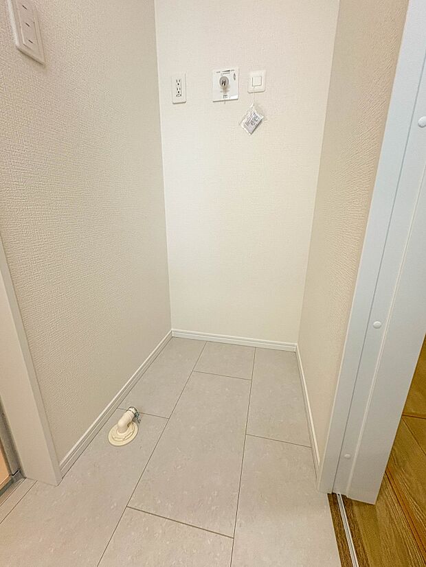 【ランドリースペース】毎日使う洗濯機。しっかりと奥行きのある置き場が確保されています。