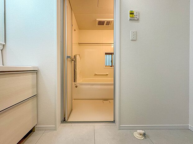 【脱衣所】洗面所は小さなプライベートスペース。歯磨き、洗顔と毎日施す個人空間。