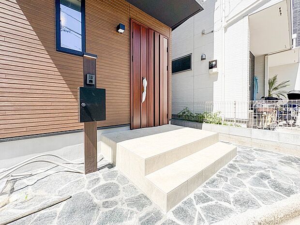 【玄関】家の顔となる玄関は、高いデザイン性が求められます。高級感と断熱性、防犯性に優れた玄関ドアを標準装備。ピッキング対策のセキュリティサムターン等、防犯に考慮しました。