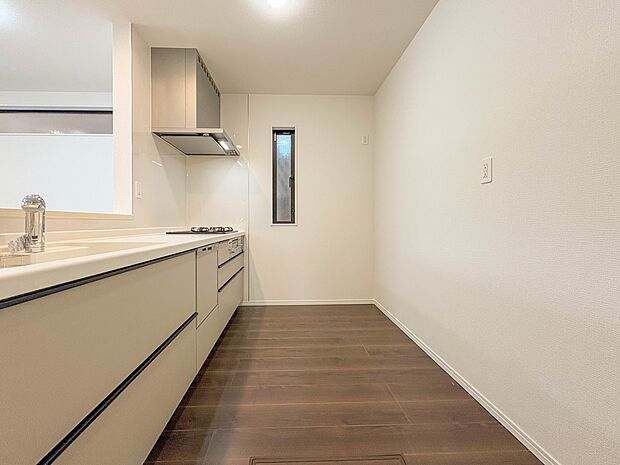 【キッチン】ナチュラルな自然光の中での調理。会話が弾む対面型キッチン。お洒落な食器類を余裕で収納できるスペース。動きやすい女性目線のキッチン動線。これからはお料理をつくる時間が劇的に変わりま…