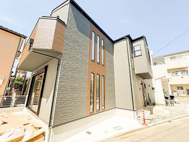 【外観】家族の温かさと陽光の暖かさ、楽しい毎日と明るい未来を予感させる「空間が織り成すひとつ先の住み心地」を演出します。