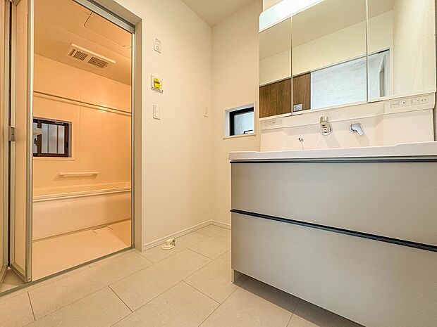 【脱衣所】洗面所は小さなプライベートスペース。歯磨き、洗顔と毎日施す個人空間。