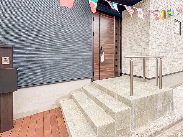 【玄関】玄関はおうちの顔と言われます。玄関アプローチは、外観デザインの印象を左右します。