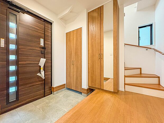 【玄関】スタイリッシュかつ品のある玄関。晴れの日も、雨の日も、風の日も、ご家族やお客さまを安心して迎えます。