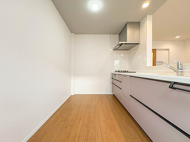 【キッチン】ナチュラルな自然光の中での調理。会話が弾む対面型キッチン。お洒落な食器類を余裕で収納できるスペース。動きやすい女性目線のキッチン動線。これからはお料理をつくる時間が劇的に変わりま…