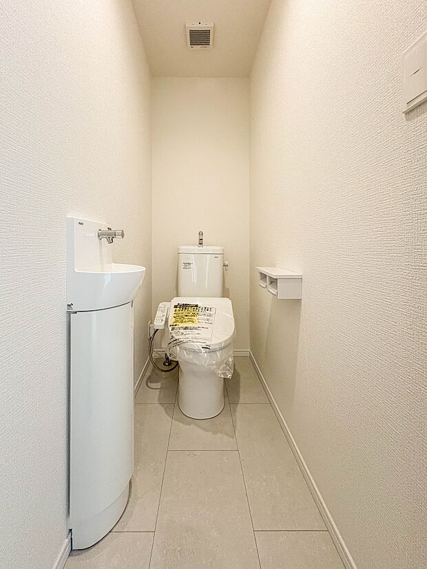 【トイレ】トイレ・ウォシュレット付。快適で衛生的な洗浄機能付温水シャワートイレです。