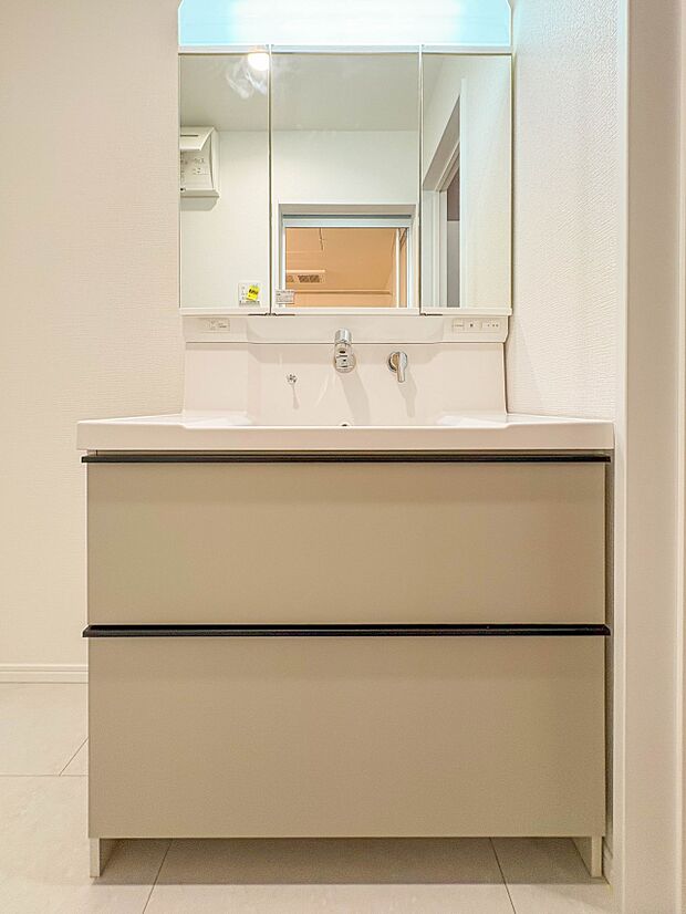 【洗面台】 十分な大きさの洗面台は、身だしなみチェックや歯磨きなど、朝の慌ただしい時間でもホテルライクなスペースで余裕とゆとりを感じて頂けます。