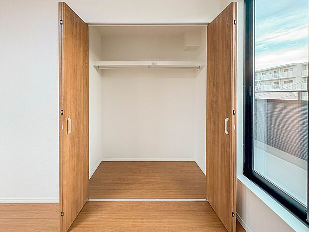 【収納】壁面クローゼットのメリットは、衣類が横一列に並ぶためひと目で洋服が選びやすいこと。衣類をたくさんお持ちの方も、限られたスペース内に無理なく収納することができます。