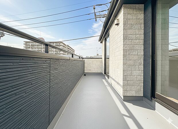 【バルコニー】 バルコニーから差し込む陽光・通風は、住環境・快適性と共に有り続ける貴重な「財産」です。