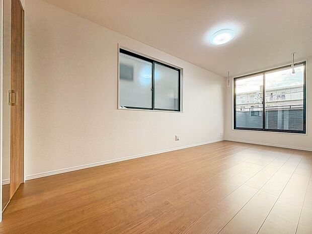 A号棟【洋室7.18帖】柔らかな陽光とフローリングの色味が調和した快適な空間。