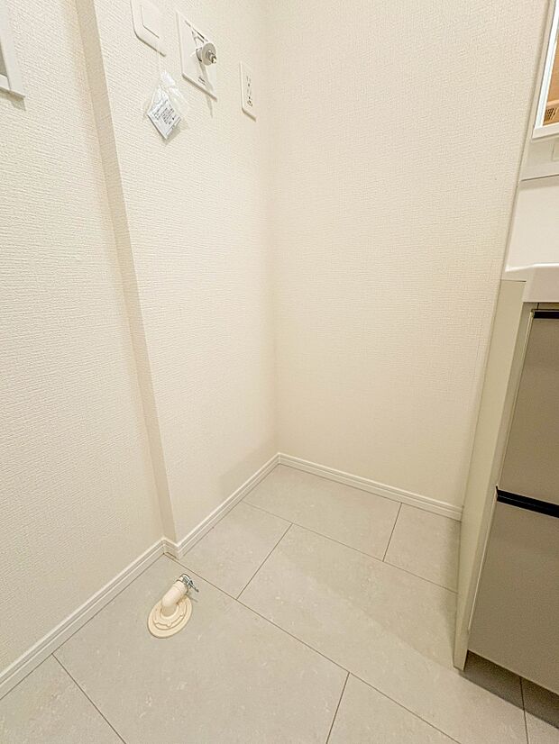 【ランドリースペース】毎日使う洗濯機。しっかりと奥行きのある置き場が確保されています。