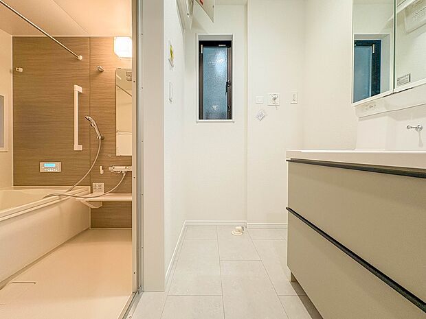 【脱衣所】洗面所は小さなプライベートスペース。歯磨き、洗顔と毎日施す個人空間。