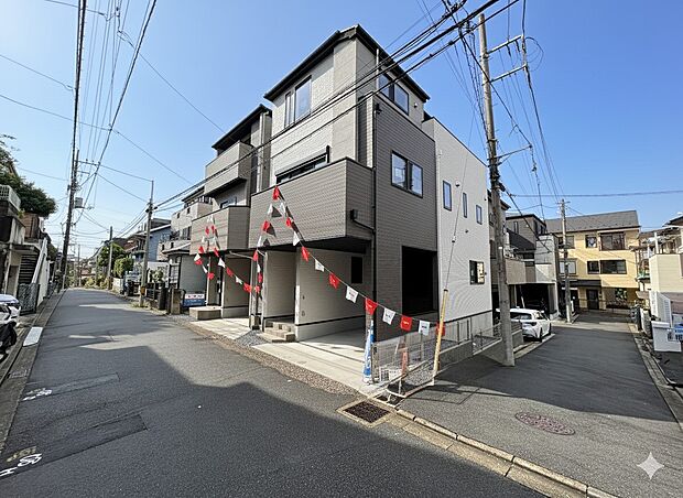 【玄関】ここから始まる「日常」はご家族にとってかけがえのない時間となります。少しでも豊かに、快適に。そんな想いから本邸宅は生まれました。　