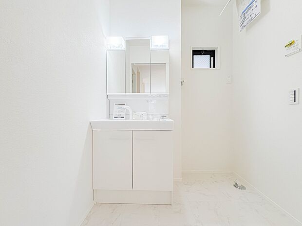 【洗面台】 十分な大きさの洗面台は、身だしなみチェックや歯磨きなど、朝の慌ただしい時間でもホテルライクなスペースで余裕とゆとりを感じて頂けます。