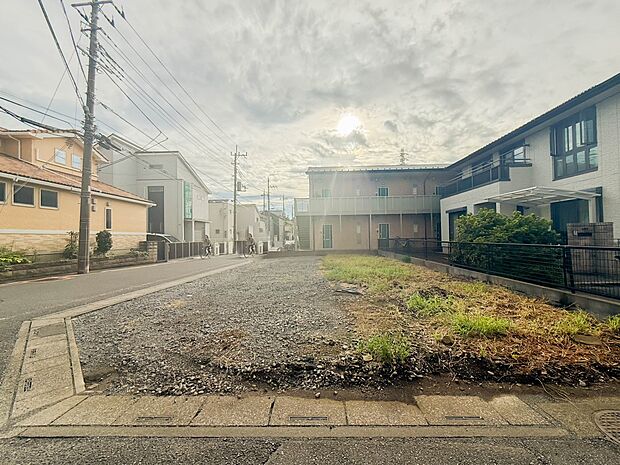 1号棟【外観】家族の温かさと陽光の暖かさ、楽しい毎日と明るい未来を予感させる「空間が織り成すひとつ先の住み心地」を演出します。