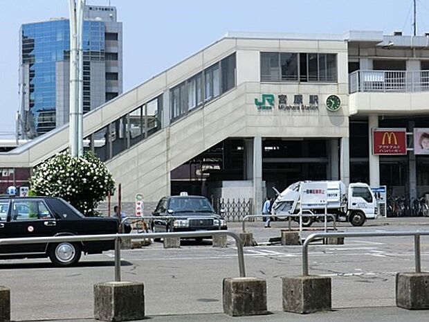 駅 960m 宮原駅(昭和23年に開業したJR東日本の高崎線の駅です。新宿湘南ラインと上野東京ラインが通っていますが、湘南新宿ラインの快速だけが停車します。駅前にはロータリーがあり、交番や公…