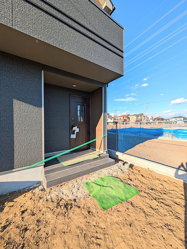 【玄関アプローチ】  玄関はおうちの顔と言われます。玄関アプローチは、外観デザインの印象を左右します。ご家族の個性を出しながら、素敵な玄関でお客様をお迎えしてください。