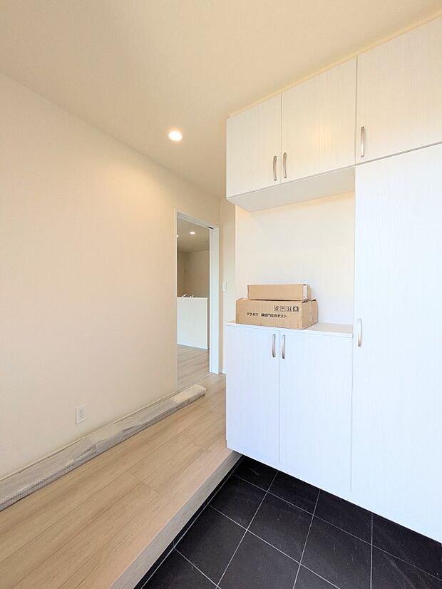 家の玄関は、ご主人の顔と言えます。それだけ玄関の印象は大切。品のある玄関やデザインに凝った玄関や、センスを発揮させましょう。質感のある素材を玄関に使用するのも一つのセンスです。