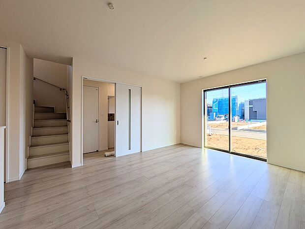 「リビング」通風・採光に優れ、心地よい光と風が溢れています。贅沢で豊かな居住性とプライドを満たすクオリティが見事に調和した住空間。新築ならではの快適なひとときをご体感頂ける筈です。