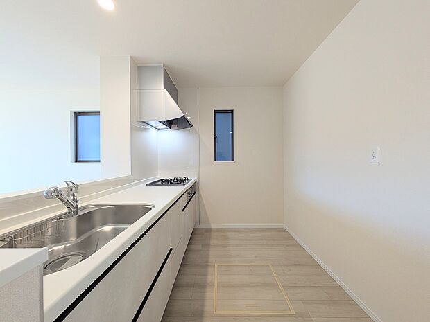 【カウンターキッチン】リビングにいるお子様と会話をしながら家事ができるカウンターキッチン。いま手があいているか、忙しそうなのか相手の様子を伺いながらコミュニケーションをとる訓練にもなります。…